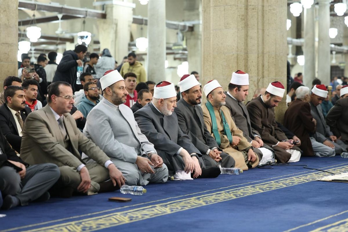 حشود المصلين تملأ جنبات الجامع الأزهر ودعوات بأن يعم السلام أرجاء العالم