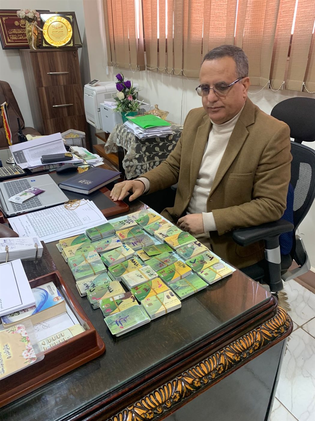 ظاهرة تجميع البطاقات التموينية تتطلب مواجهة حاسمة