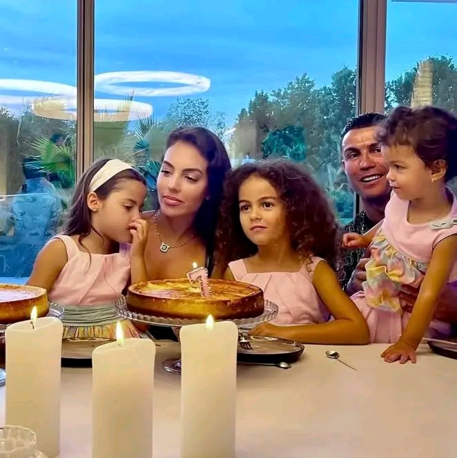 صور احتفال رونالدو باليوم العالمي للمرأة