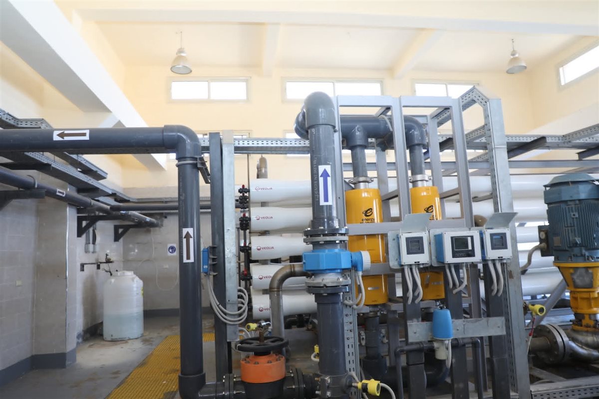 محافظ البحر الأحمر يتفقد محطة التحلية بالقصير