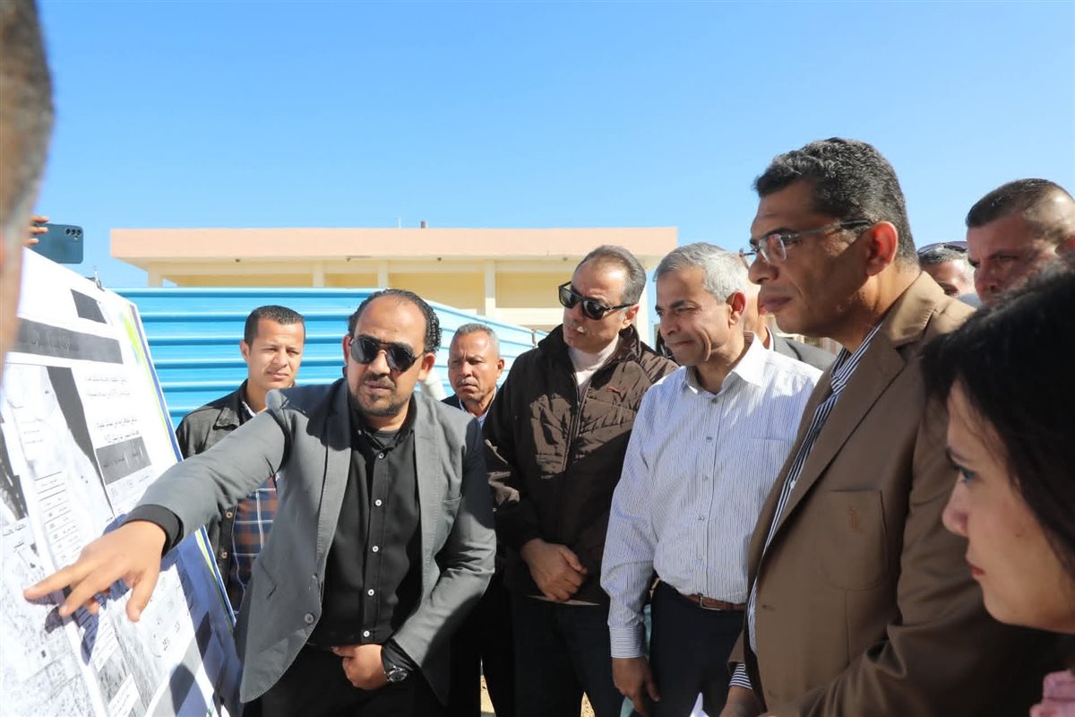 محافظ البحر الأحمر يتفقد محطة التحلية بالقصير