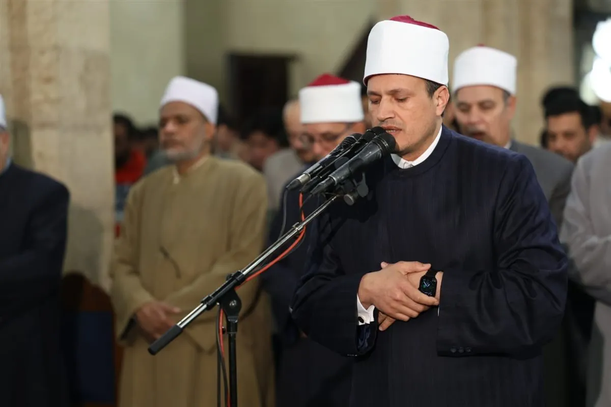 آلاف المصلين يؤدون صلاتي العشاء والتراويح بالجامع الأزهر