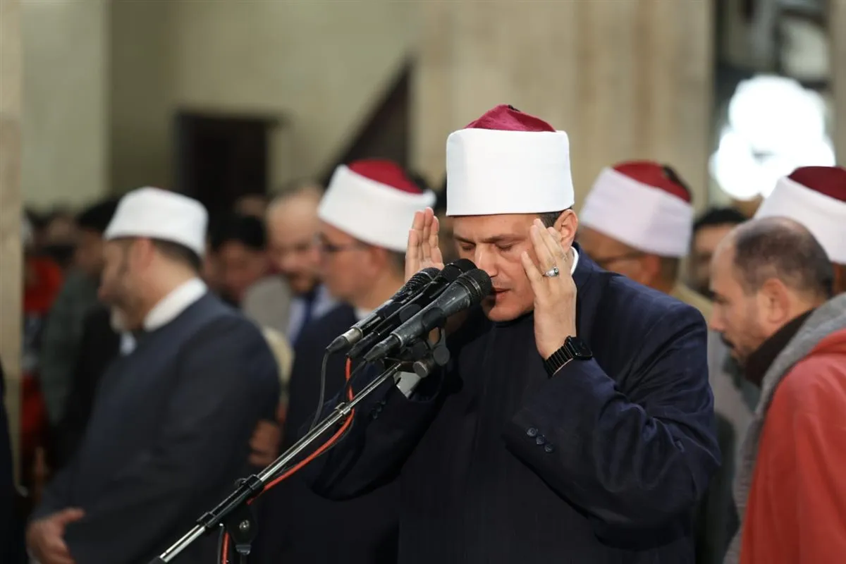 آلاف المصلين يؤدون صلاتي العشاء والتراويح بالجامع الأزهر