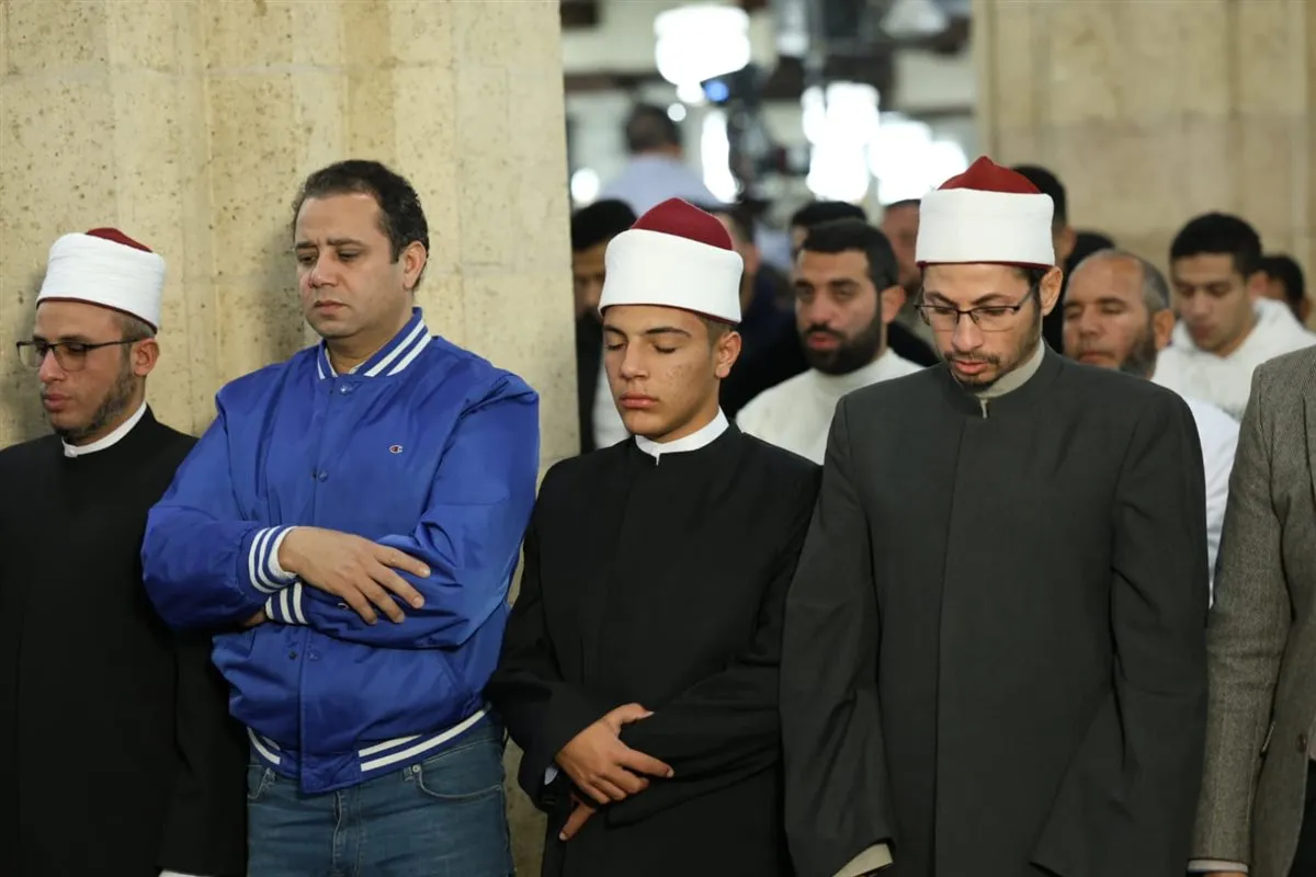آلاف المصلين يؤدون صلاتي العشاء والتراويح بالجامع الأزهر