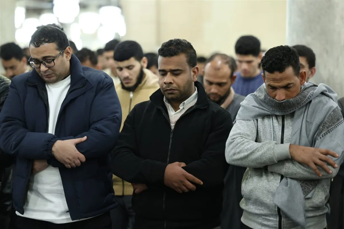 آلاف المصلين يؤدون صلاتي العشاء والتراويح بالجامع الأزهر