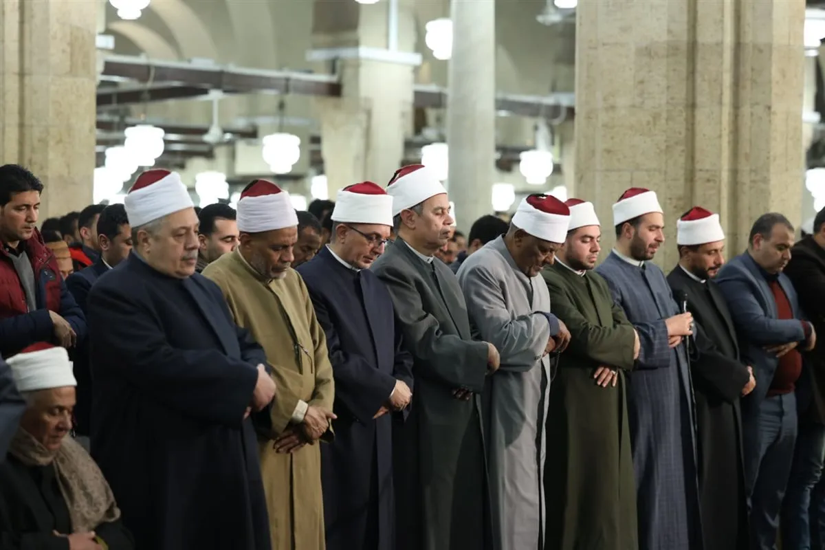 آلاف المصلين يؤدون صلاتي العشاء والتراويح بالجامع الأزهر