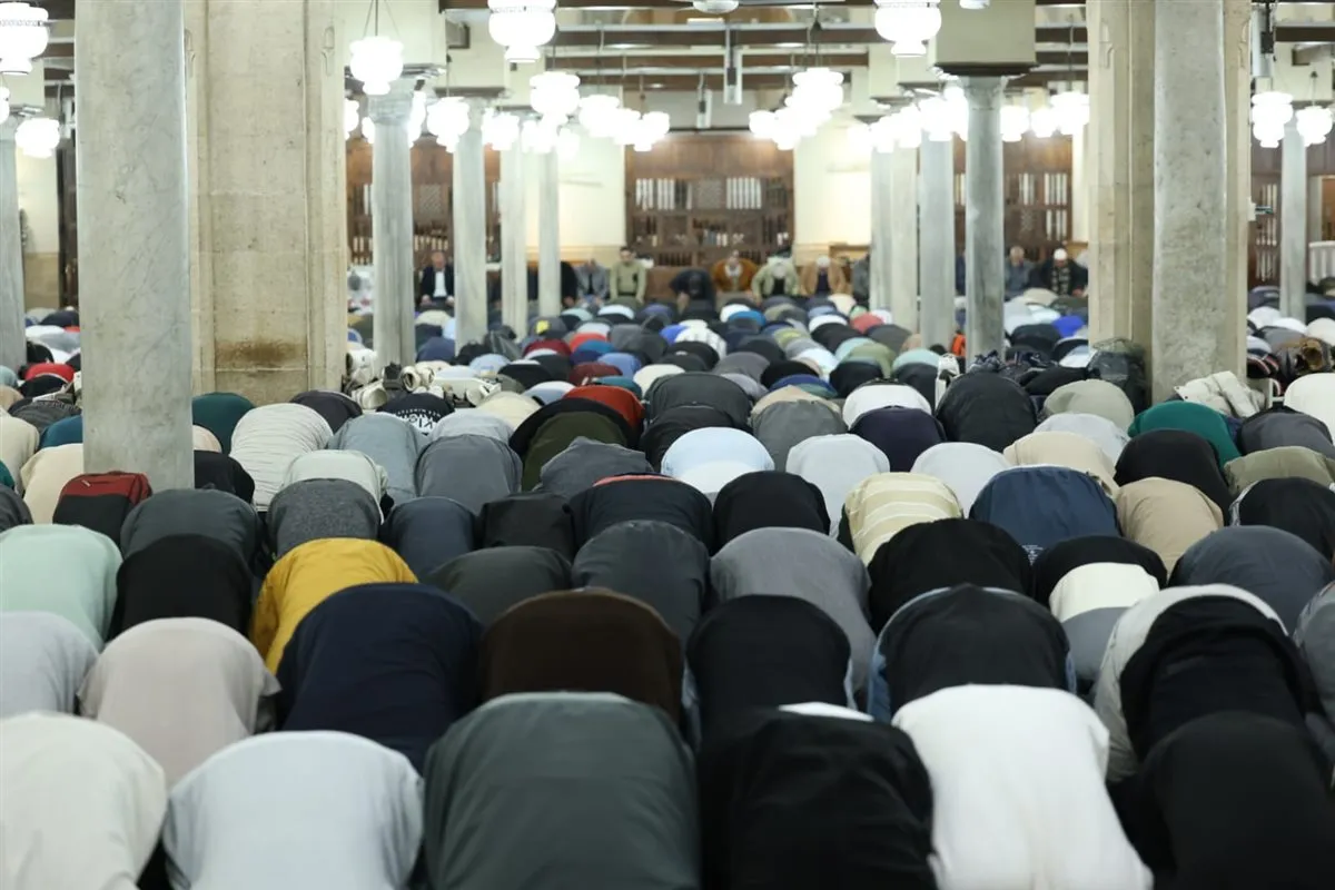 آلاف المصلين يؤدون صلاتي العشاء والتراويح بالجامع الأزهر
