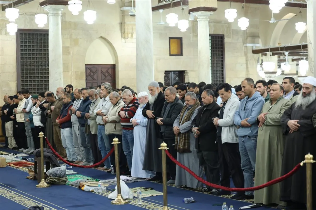 آلاف المصلين يؤدون صلاتي العشاء والتراويح بالجامع الأزهر
