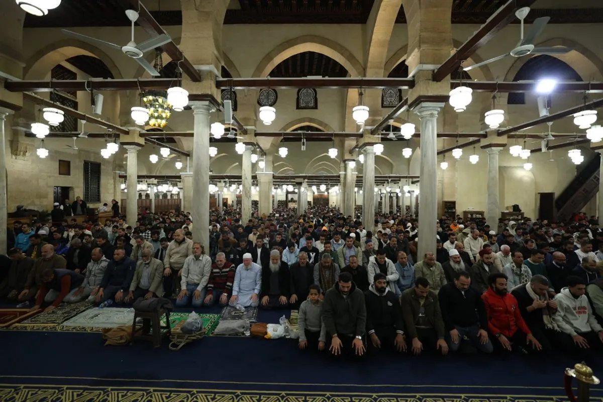 آلاف المصلين يؤدون صلاتي العشاء والتراويح بالجامع الأزهر