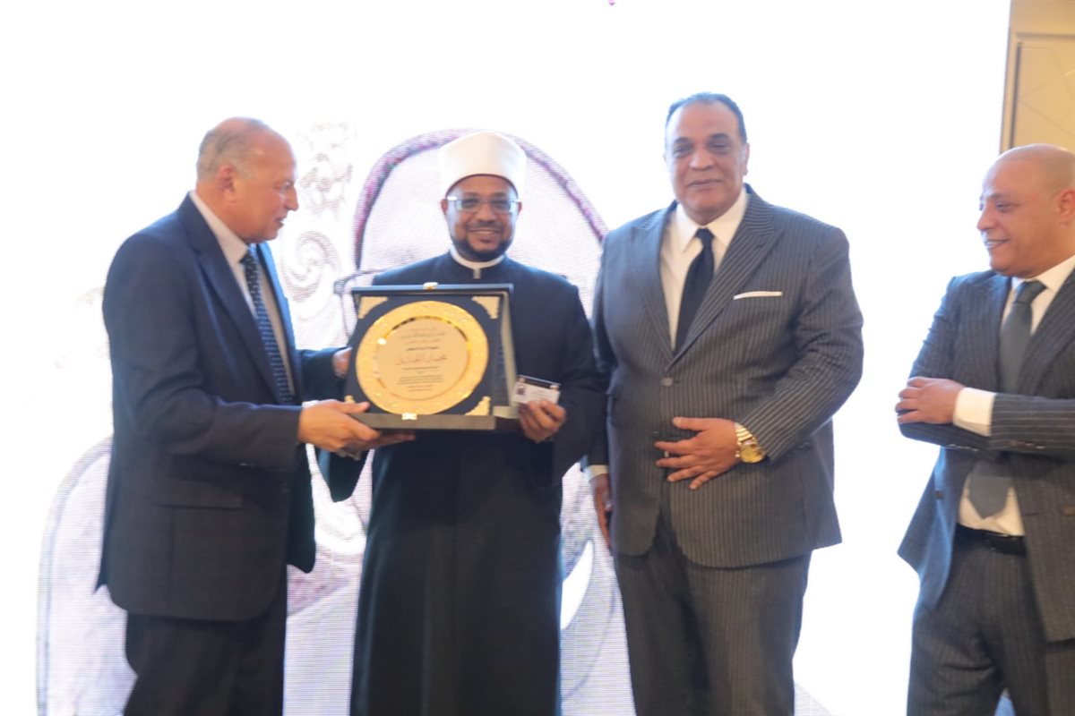 أمين البحوث الإسلامية يُمنح العضوية الفخرية لنادي القضاة