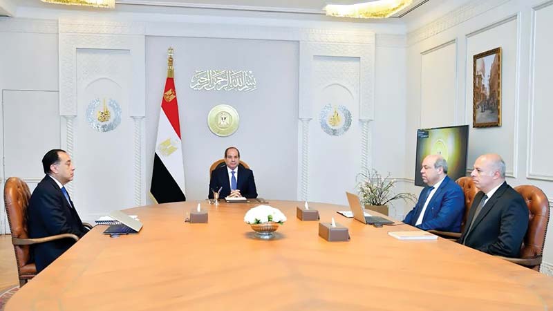 الرئيس عبدالفتاح السيسى خلال متابعة خطة تحديث المطارات المصرية وأسطول الطيران مع رئيس الوزراء ووزير الطيران