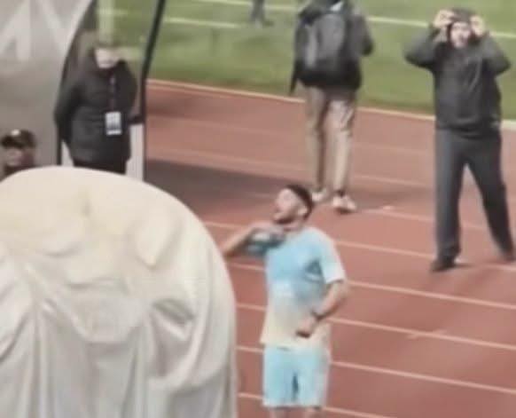 ياسر إبراهيم يشير لجماهير الترجي بعلامة الذبح