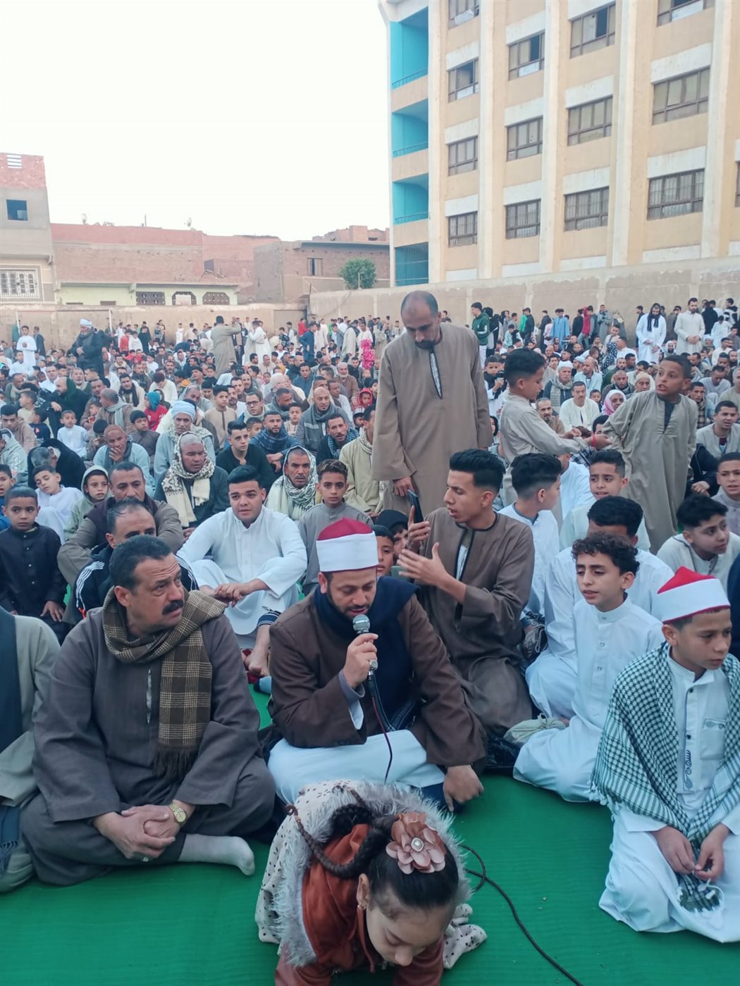 إقبال كثيف على صلاة عيد الفطر بمساجد وساحات الصلاة