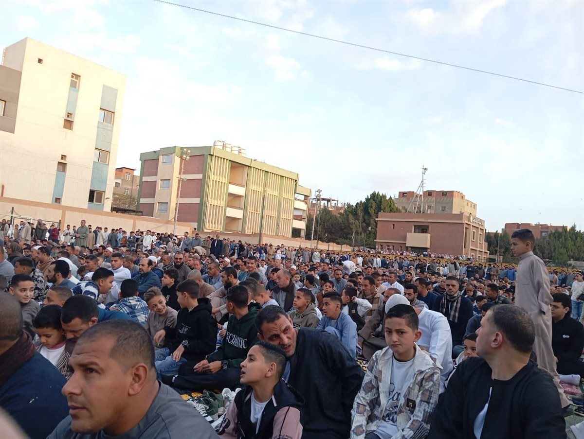 إقبال كثيف على صلاة عيد الفطر بمساجد وساحات الصلاة