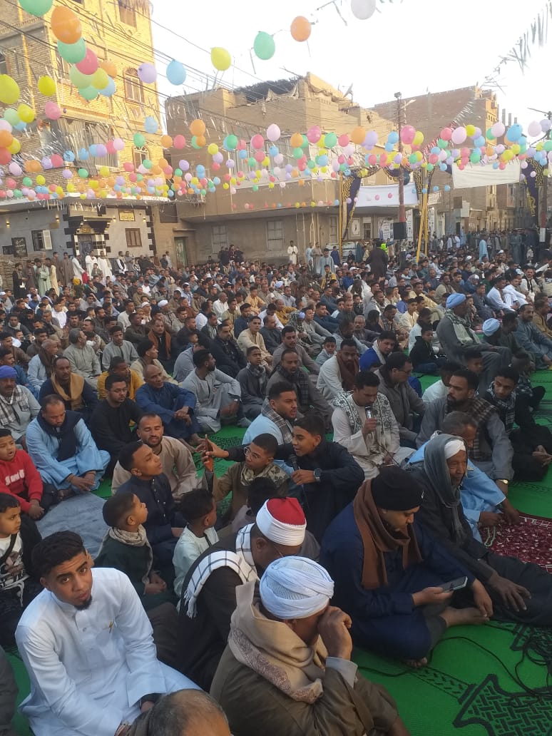 إقبال كثيف على صلاة عيد الفطر بمساجد وساحات الصلاة