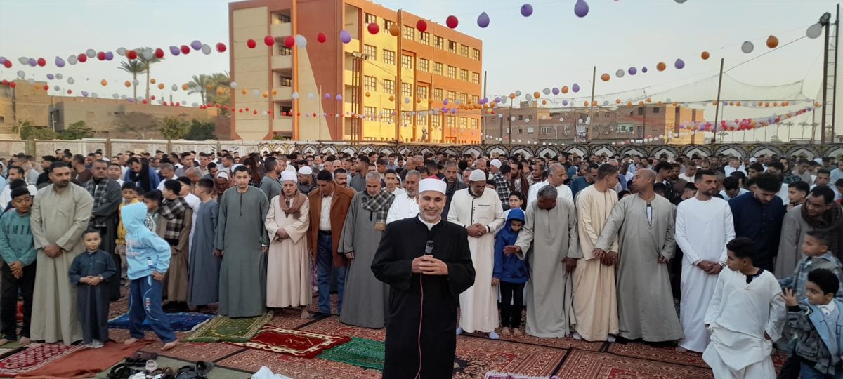 إقبال كثيف على صلاة عيد الفطر بمساجد وساحات الصلاة