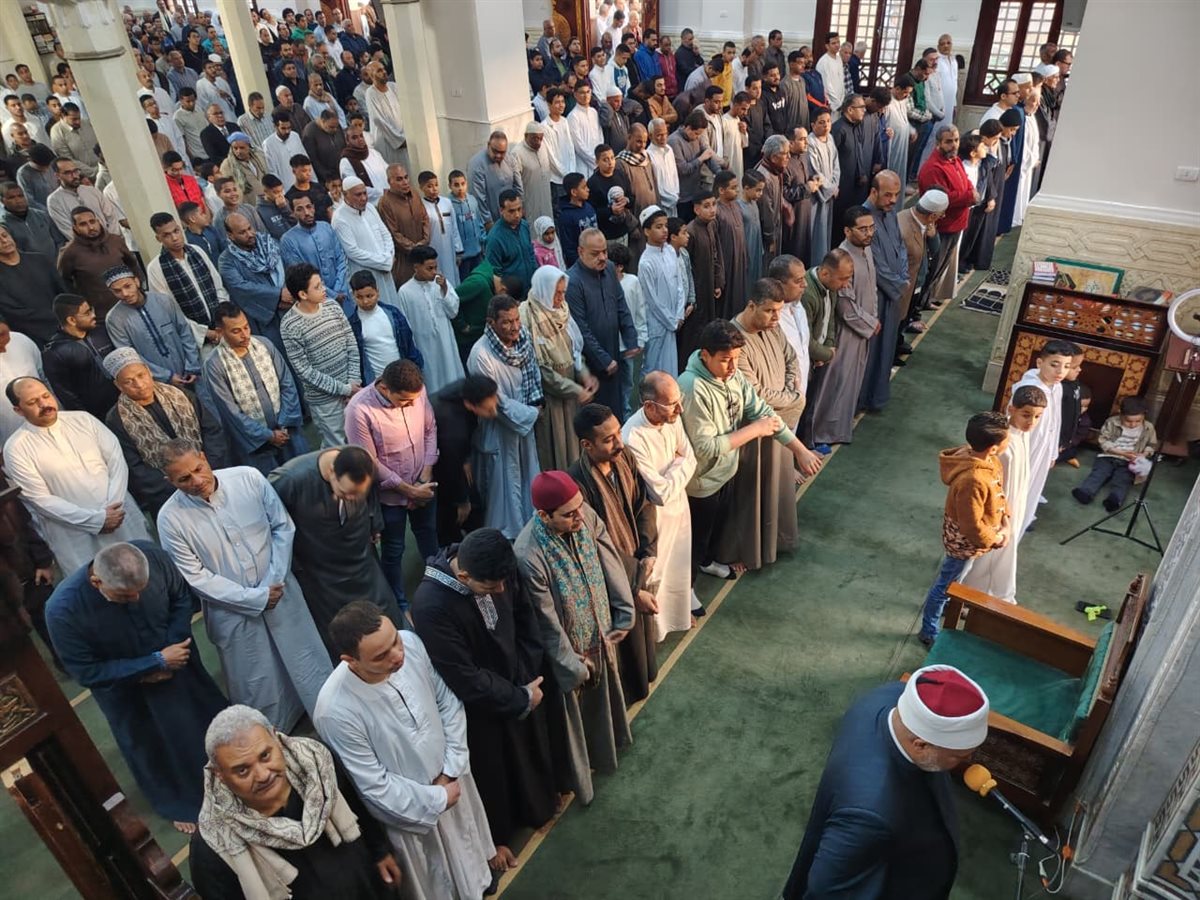 إقبال كثيف على صلاة عيد الفطر بمساجد وساحات الصلاة