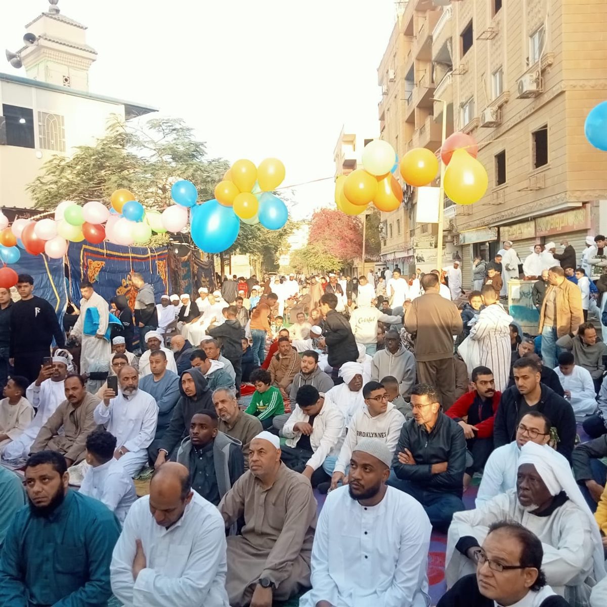 إقبال كثيف على صلاة عيد الفطر بمساجد وساحات الصلاة