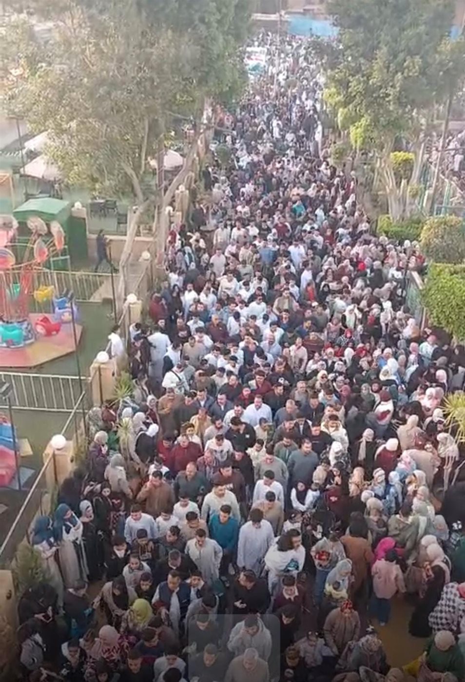 إقبال كثيف على صلاة عيد الفطر بمساجد وساحات الصلاة