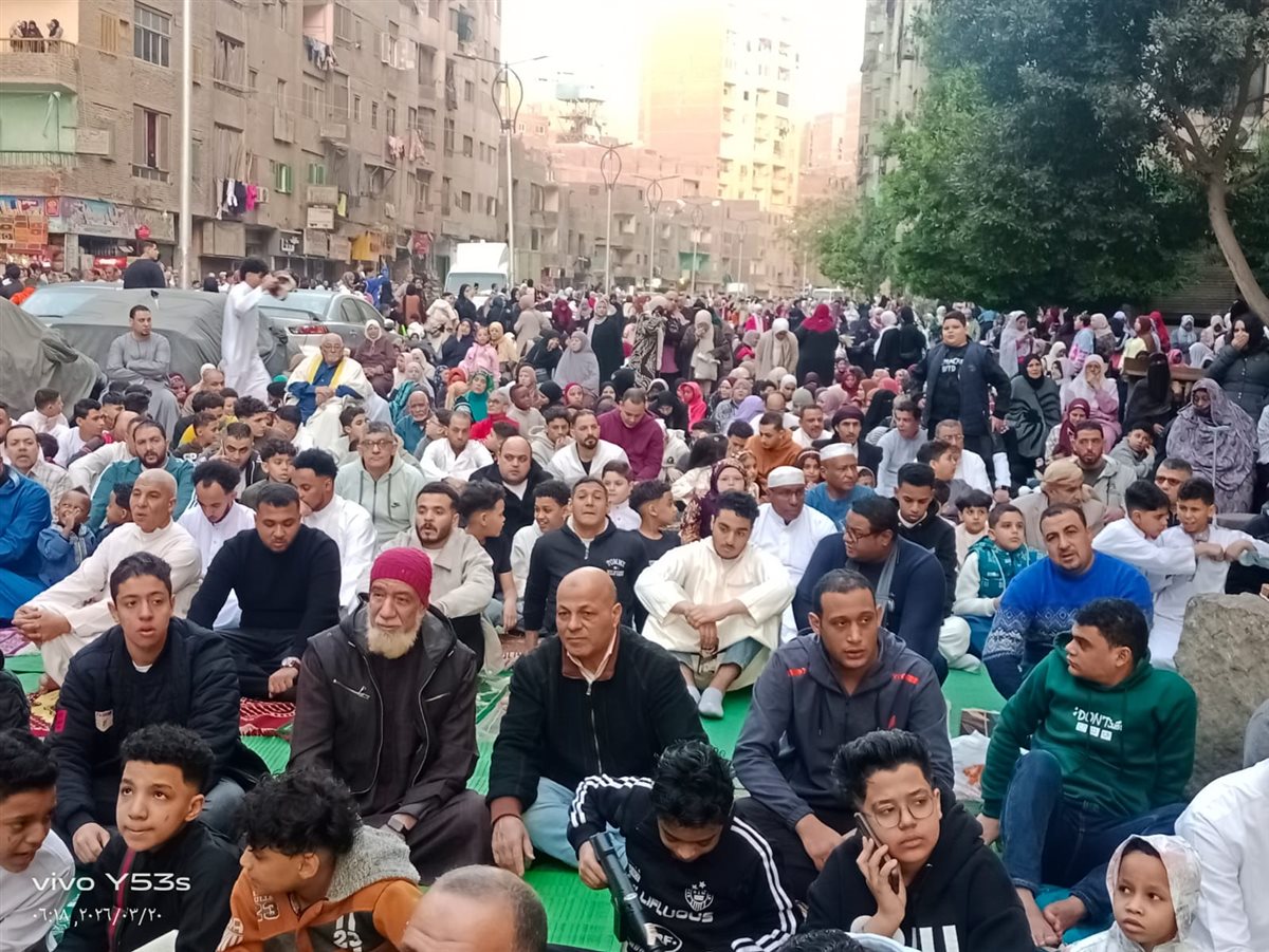 إقبال كثيف على صلاة عيد الفطر بمساجد وساحات الصلاة