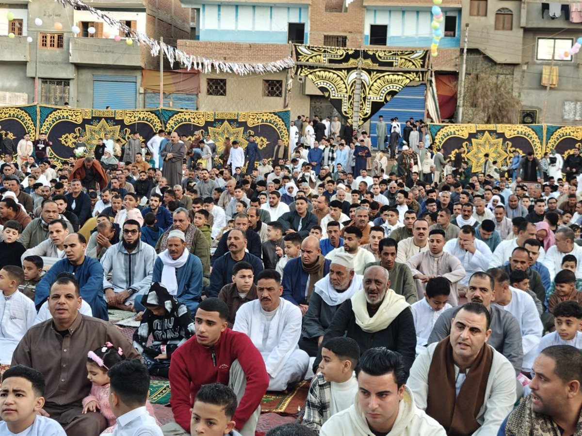 إقبال كثيف على صلاة عيد الفطر بمساجد وساحات الصلاة