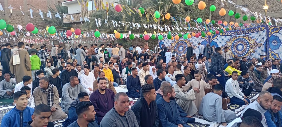 إقبال كثيف على صلاة عيد الفطر بمساجد وساحات الصلاة