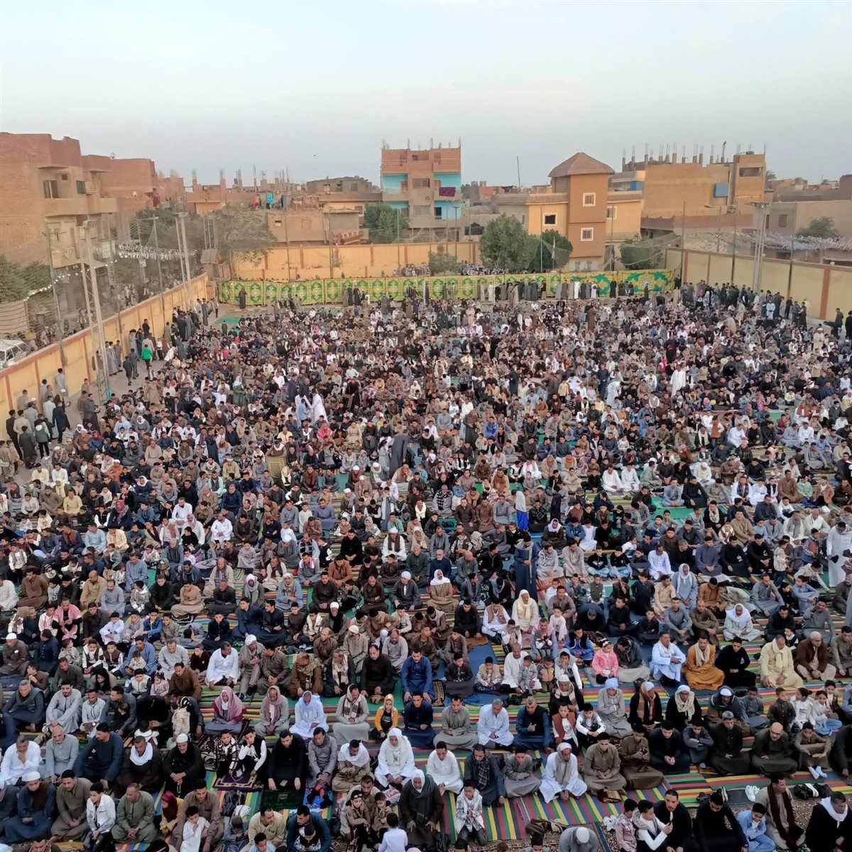 إقبال كثيف على صلاة عيد الفطر بمساجد وساحات الصلاة