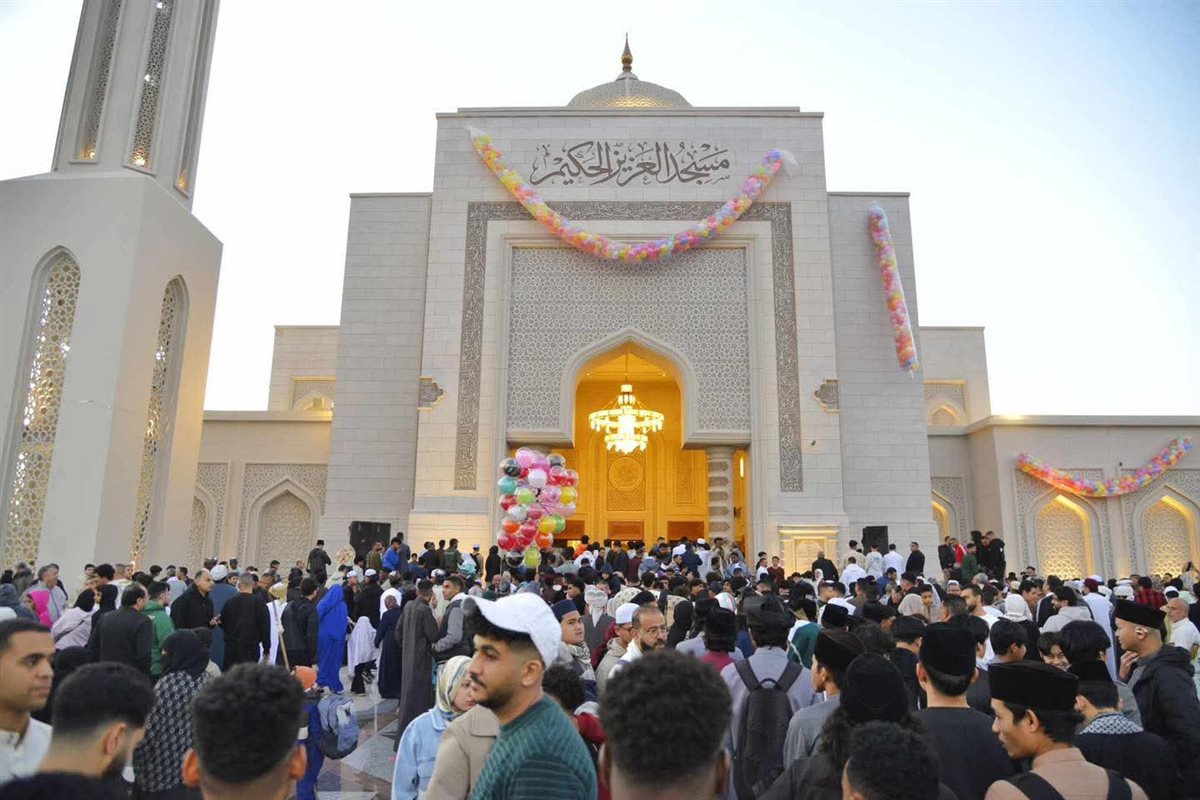 مئات الآلاف من المصلين يؤدون صلاة عيد الفطر بمسجد العزيز الحكيم بالمقطم