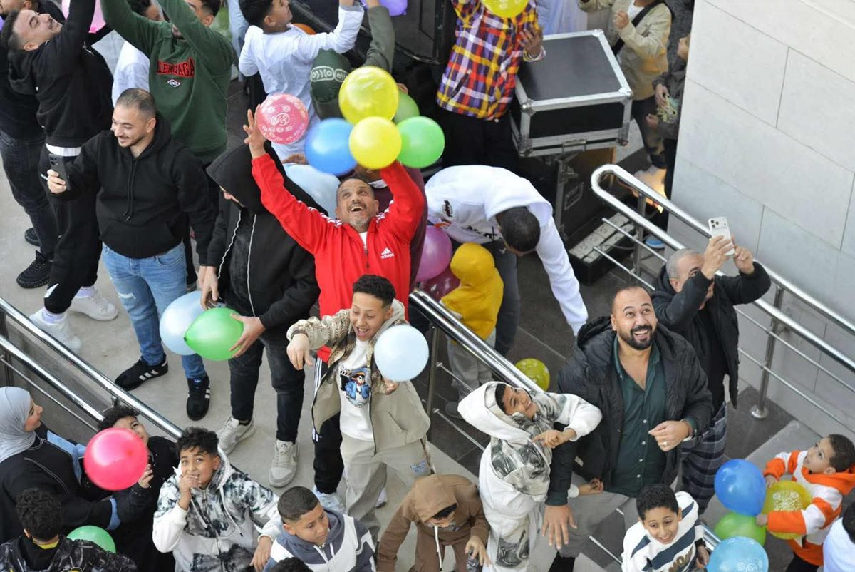 مئات الآلاف من المصلين يؤدون صلاة عيد الفطر بمسجد العزيز الحكيم بالمقطم