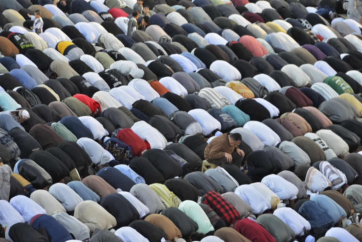 مئات الآلاف من المصلين يؤدون صلاة عيد الفطر بمسجد العزيز الحكيم بالمقطم