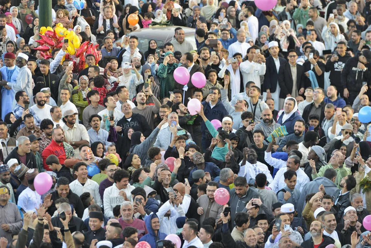 مئات الآلاف من المصلين يؤدون صلاة عيد الفطر بمسجد العزيز الحكيم بالمقطم