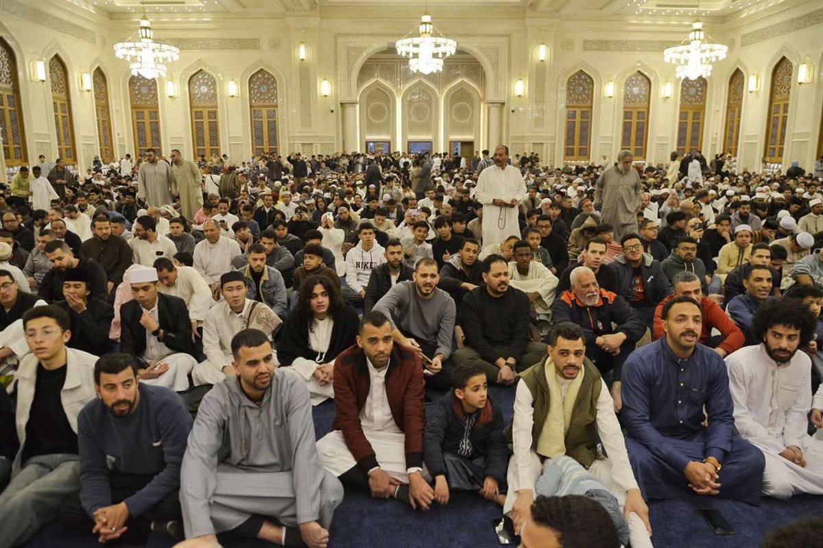 مئات الآلاف من المصلين يؤدون صلاة عيد الفطر بمسجد العزيز الحكيم بالمقطم