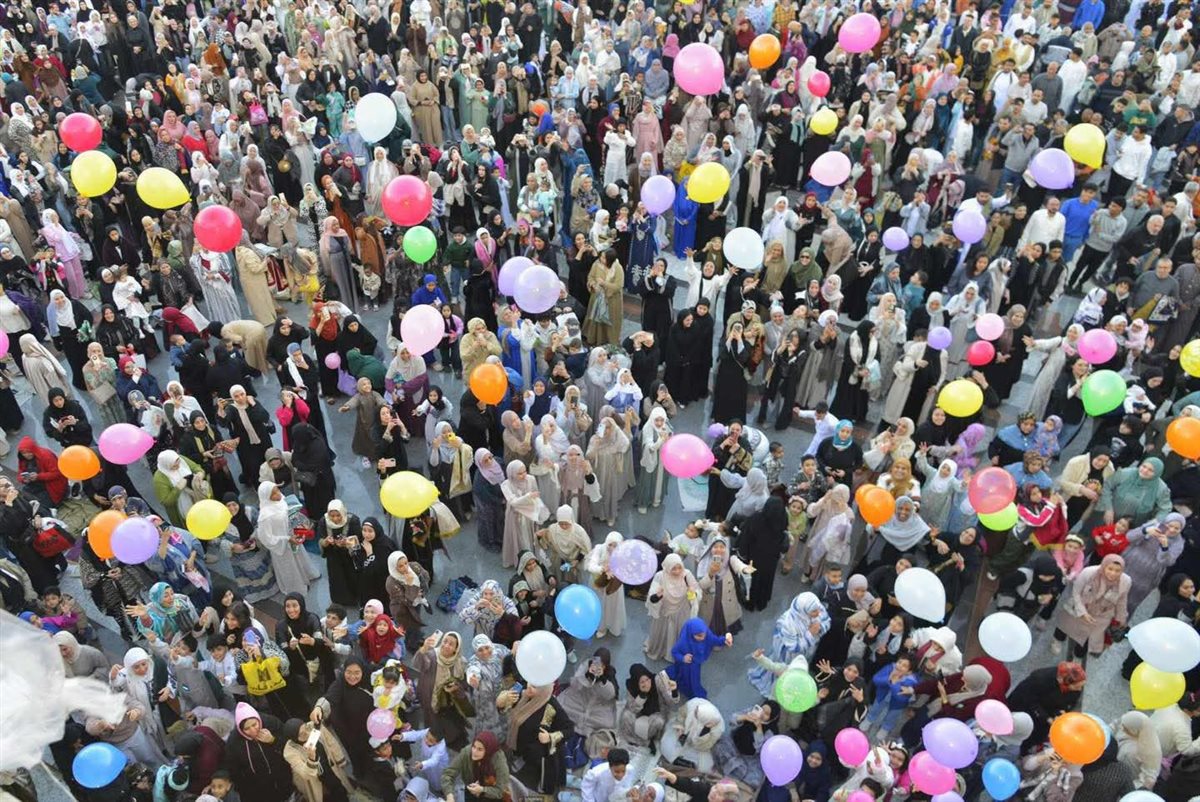 مئات الآلاف من المصلين يؤدون صلاة عيد الفطر بمسجد العزيز الحكيم بالمقطم