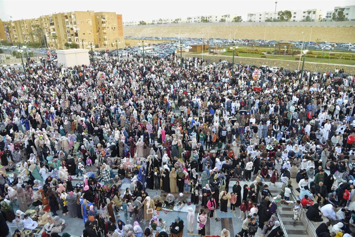 مئات الآلاف من المصلين يؤدون صلاة عيد الفطر بمسجد العزيز الحكيم بالمقطم