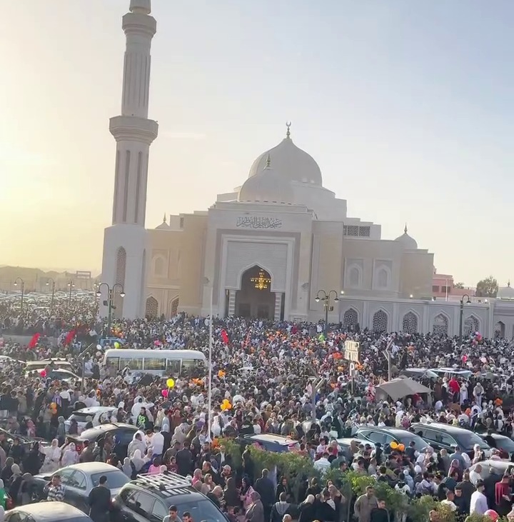 مئات الآلاف يحتشدون لأداء صلاة عيد الفطر بمسجد العلي العظيم