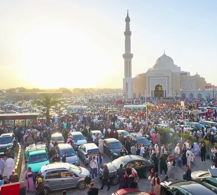 مئات الآلاف يحتشدون لأداء صلاة عيد الفطر بمسجد العلي العظيم