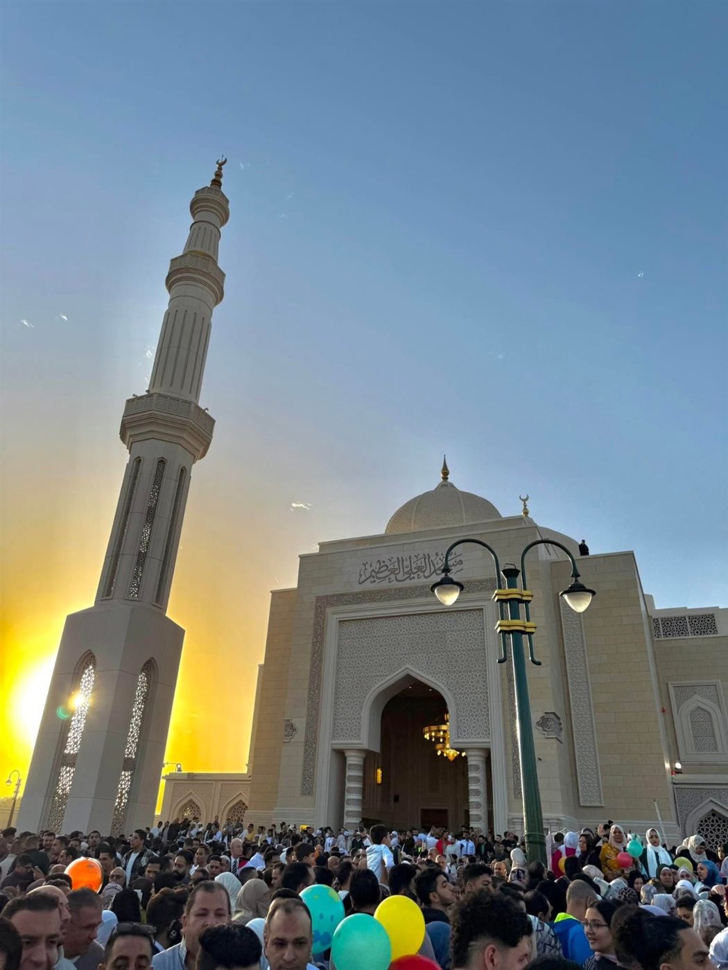 مئات الآلاف يحتشدون لأداء صلاة عيد الفطر بمسجد العلي العظيم