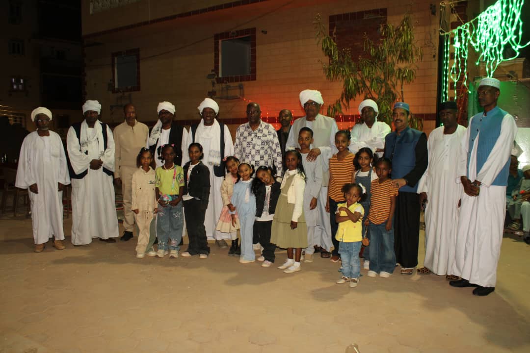 صورة تذكارية لتهنئة الأسر داخل القنصلية&nbsp;