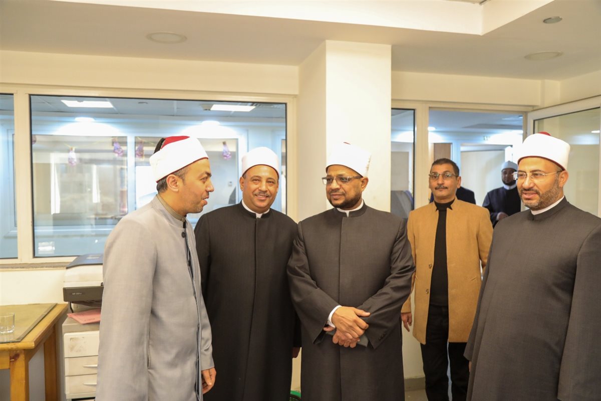 أمين البحوث الإسلامية يتفقد إدارات المجمع لمتابعة سير العمل بعد إجازة العيد