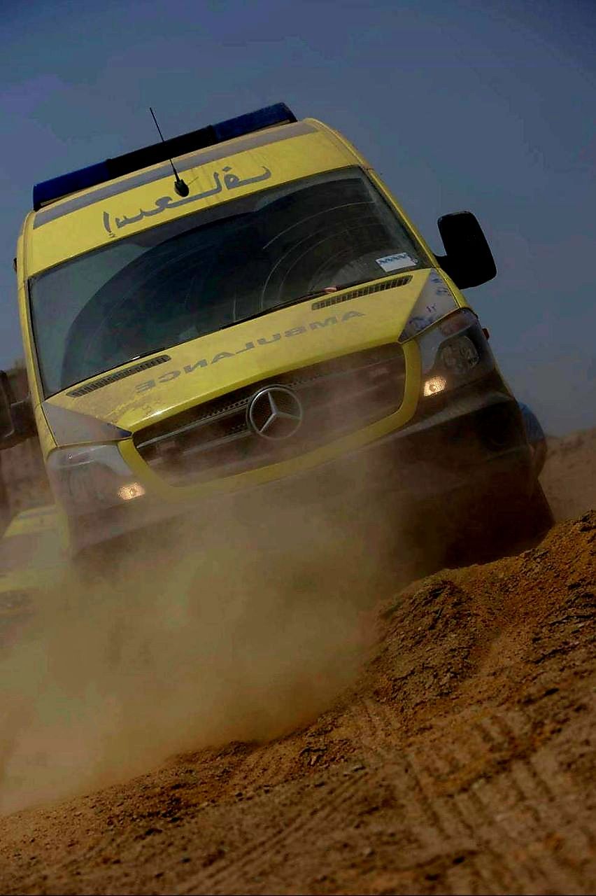 سيارة إسعاف رباعية الدفع أثناء مناورة لعملية إخلاء مصابين بمنطقة صحراوية