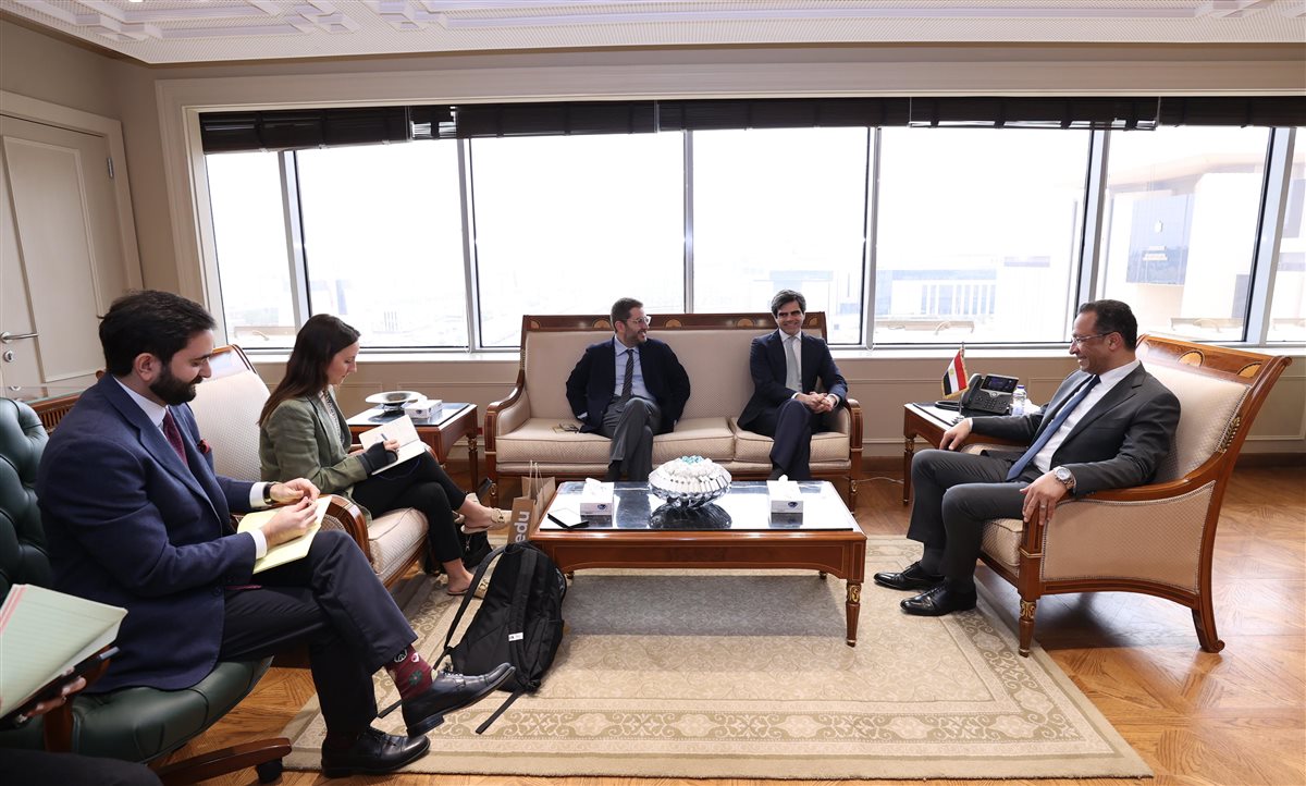 وزير الاتصالات يلتقي رئيس جامعة IE الإسبانية