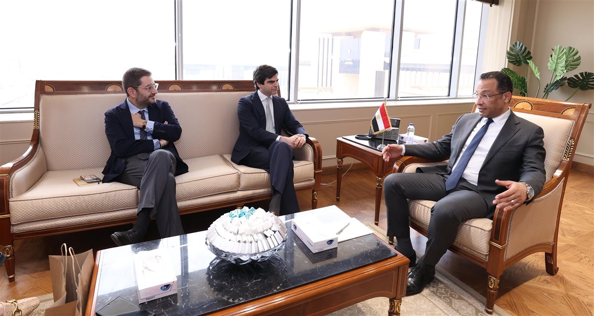 وزير الاتصالات يلتقي رئيس جامعة IE الإسبانية