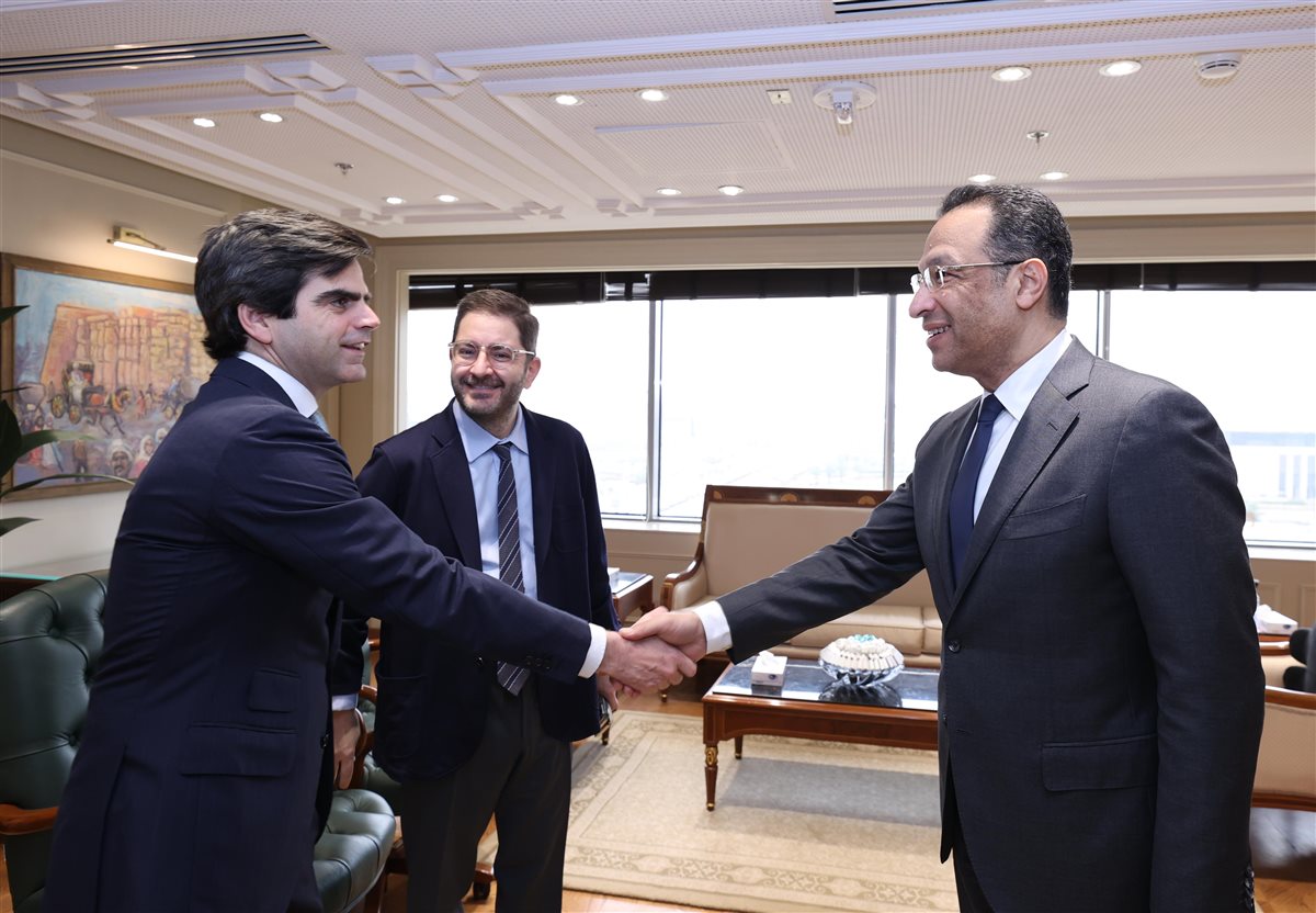 وزير الاتصالات يلتقي رئيس جامعة IE الإسبانية