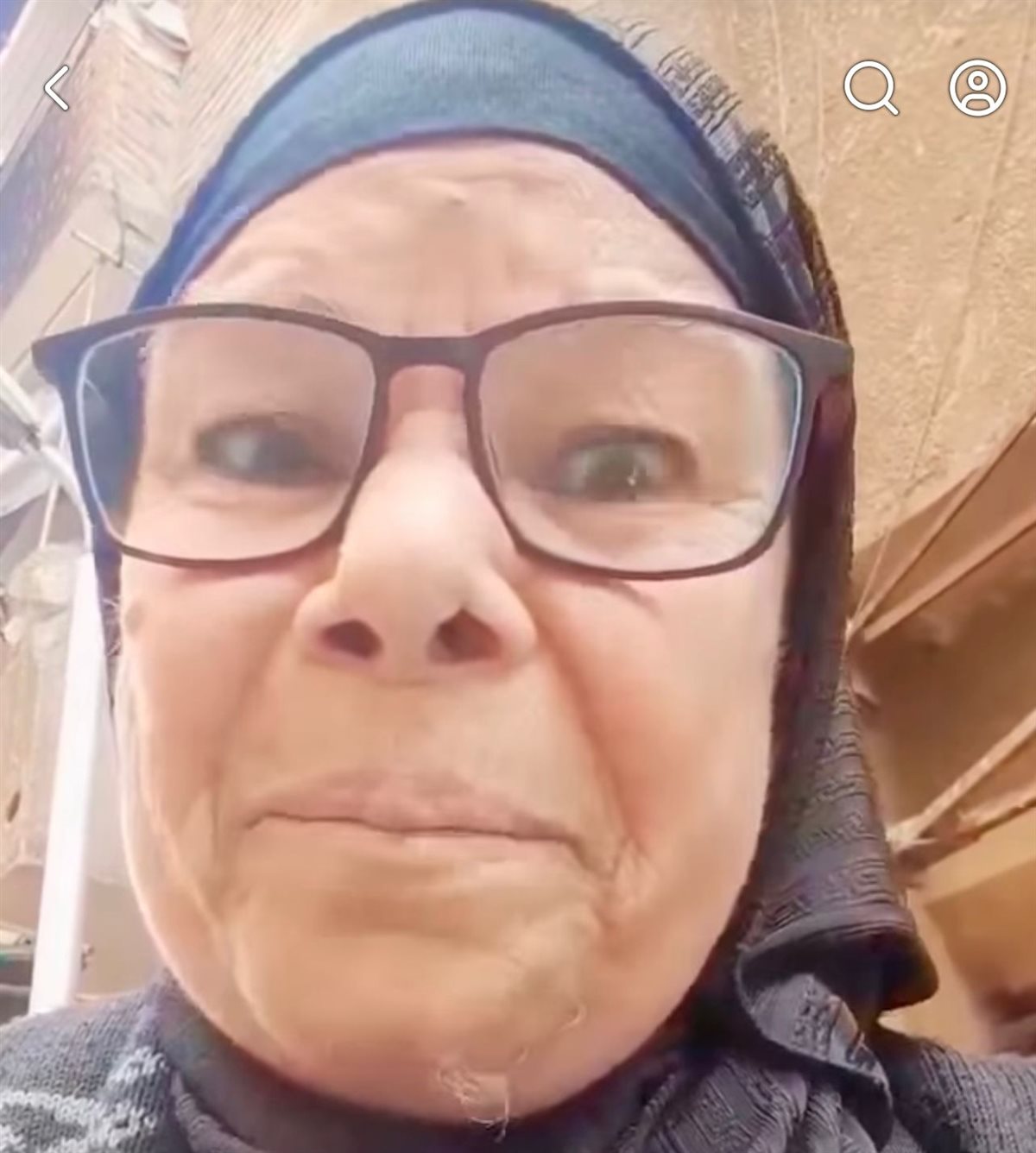 أم تدعي على بناتها بالخراب والأذى أثناء سقوط المطر