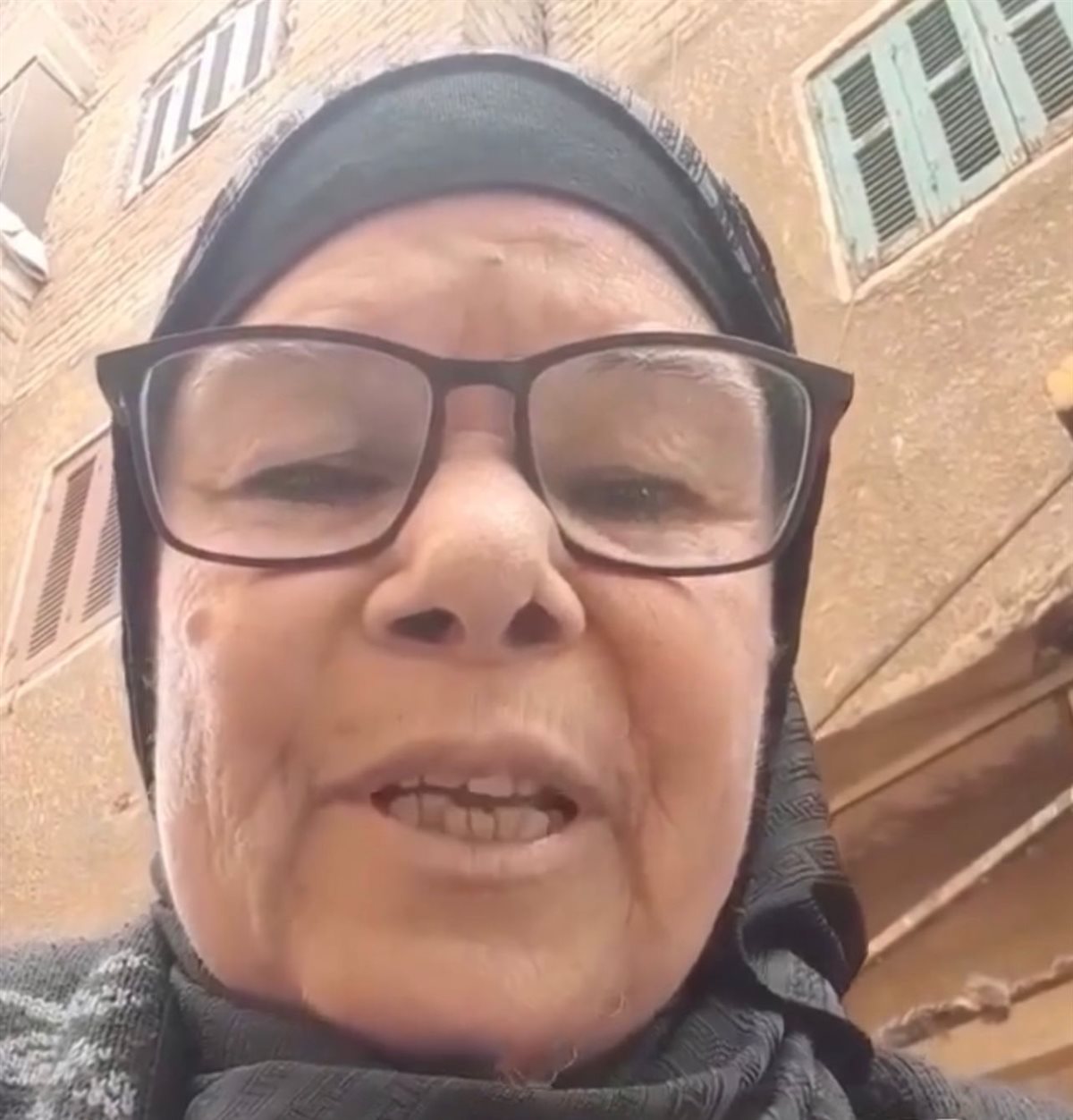 أم تدعي على بناتها بالخراب والأذى أثناء سقوط المطر