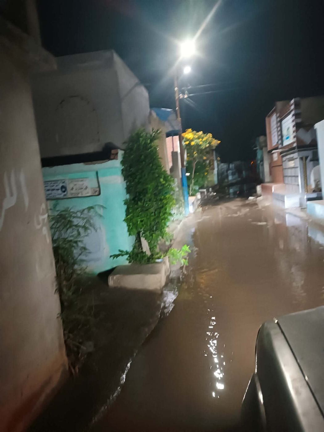 صورة ليلية للمياه التي أغرقت مقابر دكرنس