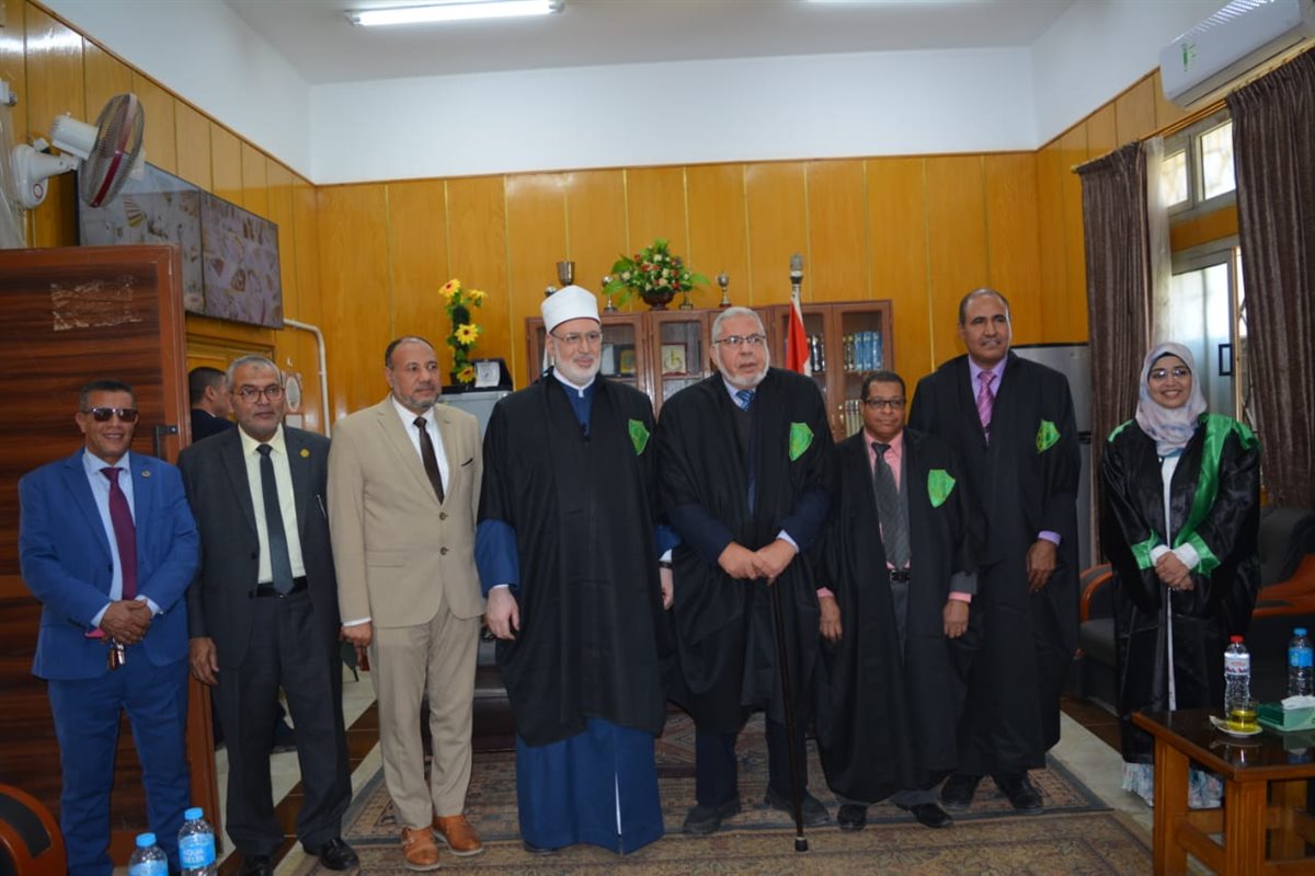 <strong>وكيل الأزهر يناقش رسالة دكتوراة</strong>&nbsp;