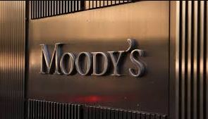 وكالات التصنيف تحذر من تضرر الاقتصاد العالمي مع استمرار الحرب