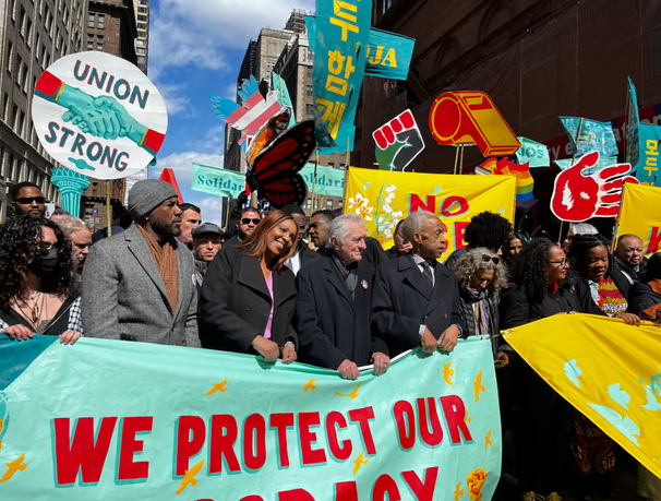 روبرت دي نيرو يُشارك في المُظاهرة&nbsp;