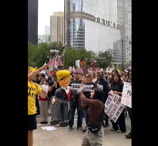 المُتظاهرون أمام برج ترامب&nbsp;